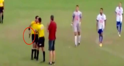 بالفيديو.. صدق أو لاتصدق.. حكم يشهر "سلاحه" للاعبين في البرازيل